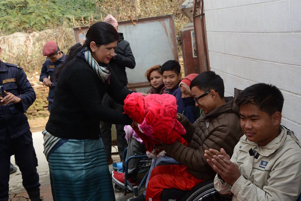 नेपाल प्रहरी श्रीमती संघद्वारा मेरुदण्डीय पक्षघात समूह नेपाललाई खाद्यान्न तथा लत्ताकपडा वितरण