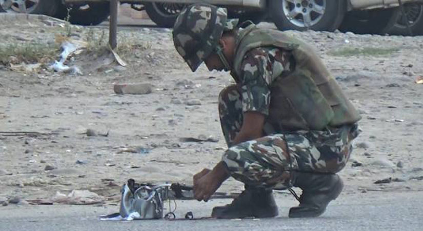 गोदावरीमा एक घरको छतमा बम फेला, सेनाको टोलीद्धारा डिस्पोजको तयारी