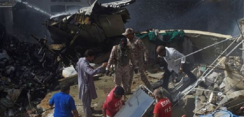 पाकिस्तान विमान दुर्घटना: १०७ जनाको मृत्यु (अपडेट)